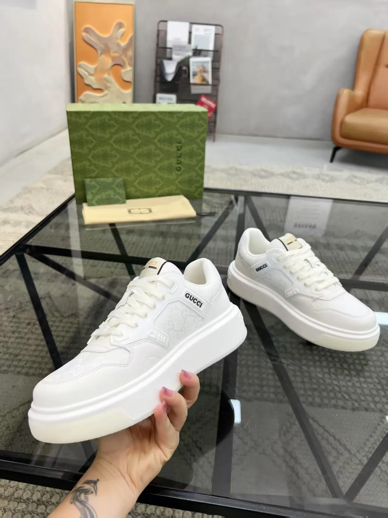 P440 new men's shoes GUCCI [Lightning] latest shoes are shipped. Original quality, fashionable, made of special materials, sheepskin lining, brand new packaging. The foot feels super comfortable and the workmanship is impeccable. Size: 38-45